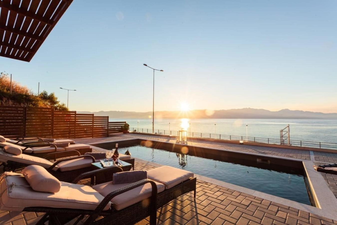 Seaside Summer Bliss - Aurora Luxury Pool Paradise Petalídhion Exteriör bild